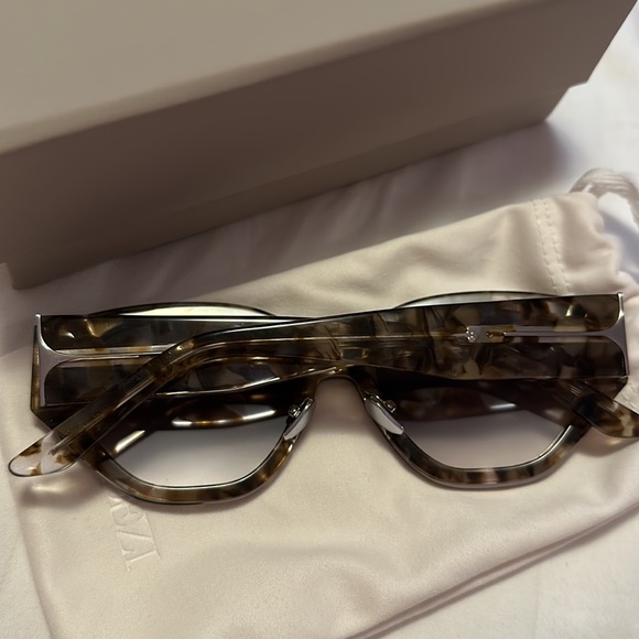 DEZI CHARGE IT ALLUDED NUDE / SMOKE GRADIENT SUNGLASSES - Picture 7 of 7